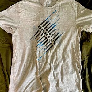 Grey and blue Oakley T shirt Med